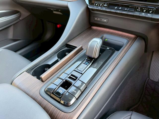 クラウン Ｚ　／パノラマルーフ／デジタルインナーミラー／アドバンスドライブ／ＨＵＤ／ＢＳＭ／衝突軽減／レーダークルーズ／レーンキープ／コーナーセンサー／全周囲カメラ／シートヒータ・エアコン／パワーバックドア／ＥＴＣ（54枚目）