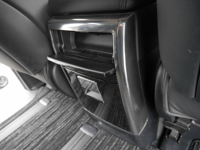 ヴェルファイア ３．５ＺＡ　Ｇエディション　４ＷＤ　純正９インチフルセグナビ　ＤＶＤ再生　ＢＴオーディオ　パノラミックビュー　ＥＴＣ　アルパイン製フリップダウンモニター　ローダウン　２０ＡＷ　オットマン付電動ハーフレザーシート　パワーバックドア（12枚目）