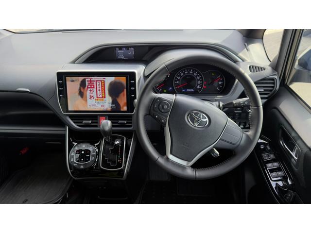 ヴォクシー ＺＳ　煌ＩＩ　純正１０インチフルセグナビ　ＤＶＤ再生　ＢＴオーディオ　バックカメラ　ＥＴＣ　ドライブレコーダー　革調シートカバー　両側電動スライドドア　ＬＥＤヘッドランプ　１６インチＡＷ　　禁煙ワンオーナー（2枚目）