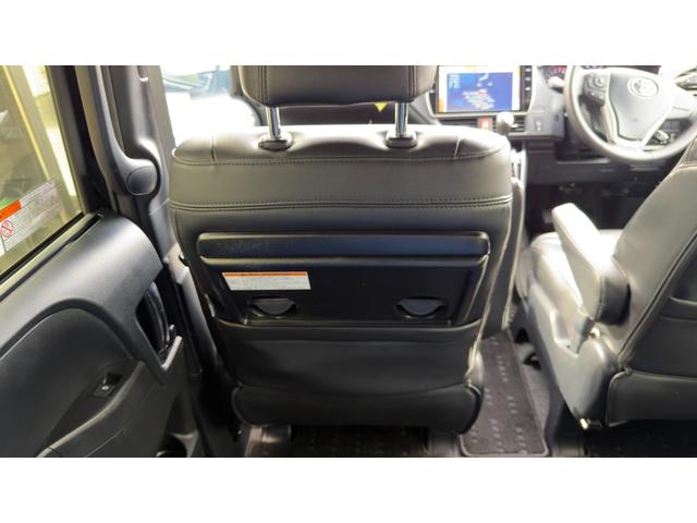 ヴォクシー ＺＳ　煌ＩＩ　純正１０インチフルセグナビ　ＤＶＤ再生　ＢＴオーディオ　バックカメラ　ＥＴＣ　ドライブレコーダー　革調シートカバー　両側電動スライドドア　ＬＥＤヘッドランプ　１６インチＡＷ　　禁煙ワンオーナー（12枚目）