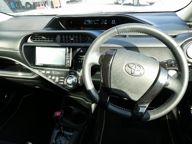 アクア Ｇ　Ｇ’ｓ　パナソニック製フルセグナビ　ＤＶＤ再生　ＨＤＭＩ入力対応　ＥＴＣ　バックカメラ　１７インチＡＷ　ウィンカー付電動格納式ドアミラー　オートＡＣ　専用コンビレザーシート　キーレスキー　ワンオーナー（2枚目）