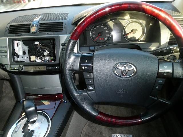 マークＸ ３００Ｇプレミアム　ＴＺ製ドライブレコーダー　ＥＴＣ　プッシュスタート　運転席助手席パワーシート　木目ハンドル　純正１６インチＡＷ　電動格納式ドアミラー　ルーフイルミネーション　スカッフプレート　禁煙ワンオーナー（2枚目）