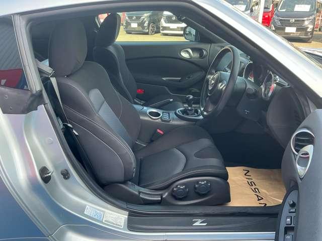 内装色はブラック。先進感と上質を追及したインテリアになってます。