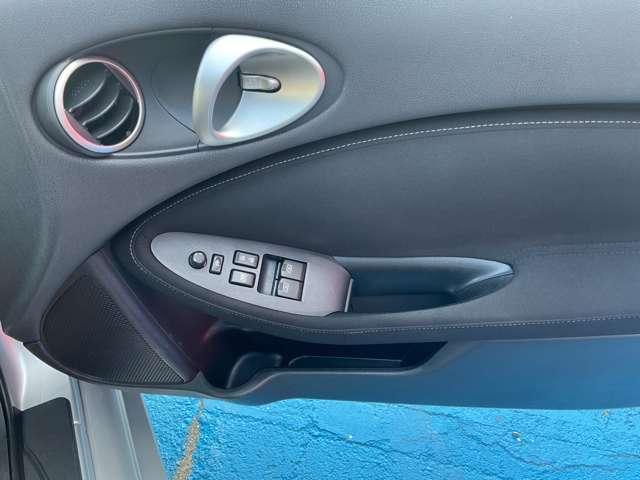 フロントドアポケット（ボトルホルダー付）が付いています。！！