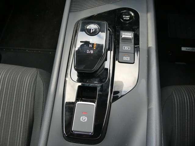 ノート 1.2 X 試乗車アップ車両 元社用車 リアカメラ 衝突被害軽減ブレ-キ ETC付 LEDヘッドライト レーンアシスト インテリジェントキー ワンオーナー ドラレコ 盗難防止システム ワンセグTV TVナビ サイドカーテンエアバック ABS(12枚目)