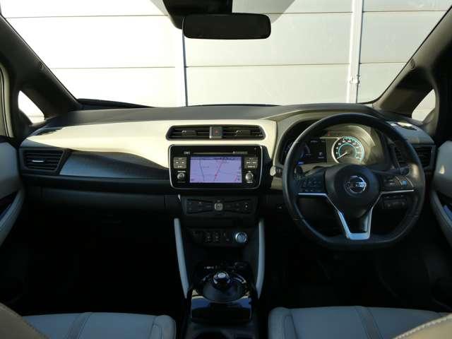 インパネ（画像部分）はかっこいいだけでなく、安心・安全に作られています。まずは、お座り下さい。運転している感覚がつかめると思います。操作性の良い運転席周りで快適なドライブを愉しめます。