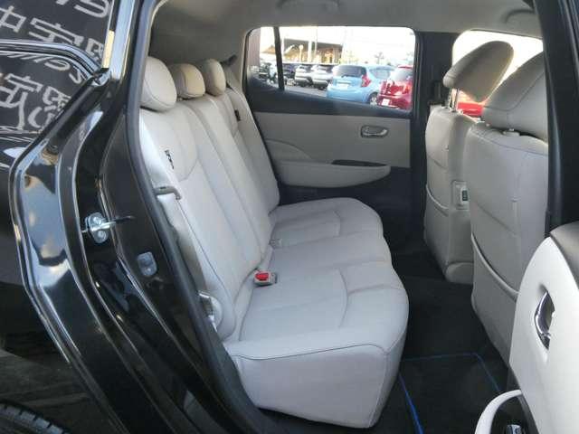 リヤシートは足元空間も広くリラックスしてドライブが楽しめ、ゆったりとおくつろぎ頂けます。