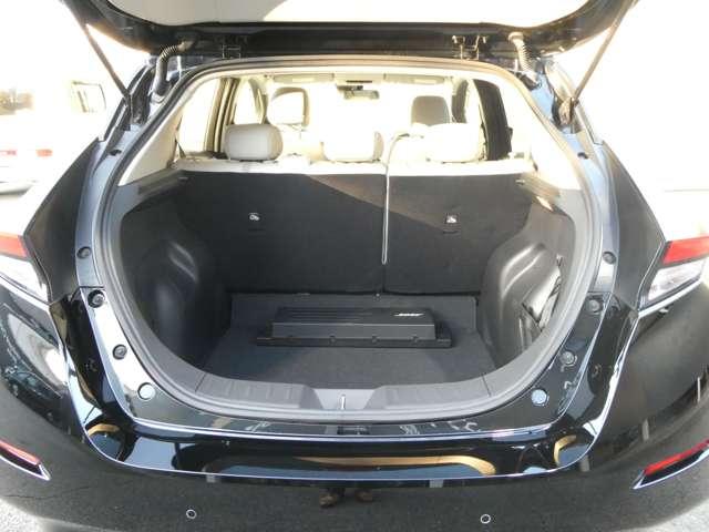 開口部が大きく荷物の積み下ろしがしやすいラゲッジスペースです