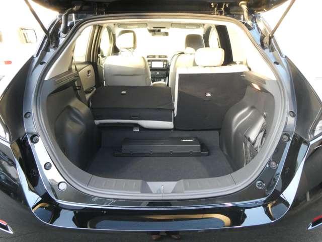 リヤシートは分割可倒式で目的に合わせてシートアレンジが可能です。