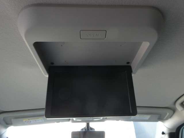 後席にフリップダウンモニターが付いており、長距離も楽しく快適ドライブ！