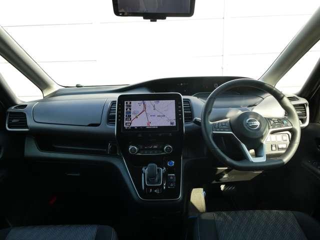 インパネ（画像部分）はかっこいいだけでなく、安心・安全に作られています。まずは、お座り下さい。運転している感覚がつかめると思います。操作性の良い運転席周りで快適なドライブを愉しめます。