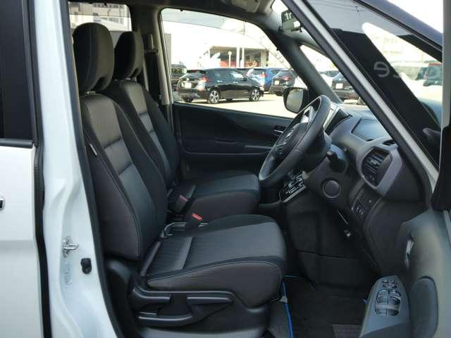 フロントシートはアームレスト付き☆運転席はリフター機能で目線の高さ調整も可能♪