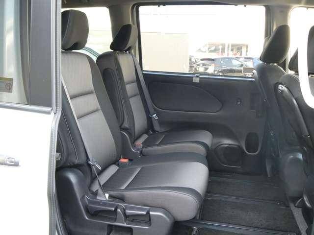 リヤシートは足元空間も広くリラックスしてドライブが楽しめ、ゆったりとおくつろぎ頂けます。