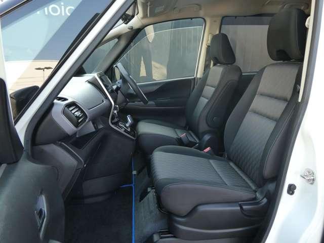 お連れ様の乗り降りも開放感のあるドアで楽チンです。ゆったりとおくつろぎ下さい。当店の展示車にはビニールを被せ展示しておりますので、清潔です。