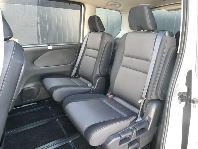 リヤシートは足元空間も広くリラックスしてドライブが楽しめ、ゆったりとおくつろぎ頂けます。