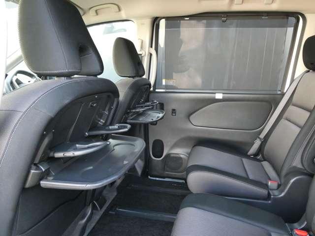 ロールサンシェード〈後席〉日ざしが眩しいときなどにスッと引き出せるドアライニング内蔵式。高い遮光率で、こどもの安眠を妨げません。後席用のシートバックテーブルなども便利ですね！