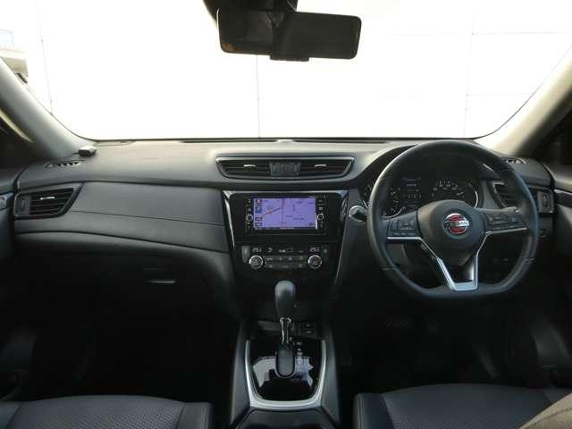 エクストレイル ２．０　２０Ｘｉ　２列車　ワンオーナー　アイドリングストップ車　ＬＥＤヘットライト　Ｒカメラ　盗難防止装置　インテリキー　レーンキープアシスト　ＥＴＣ　ドライブレコーダー　記録簿　キーフリー　１オーナー　ＴＶナビ　オートエアコン　ＡＢＳ（4枚目）