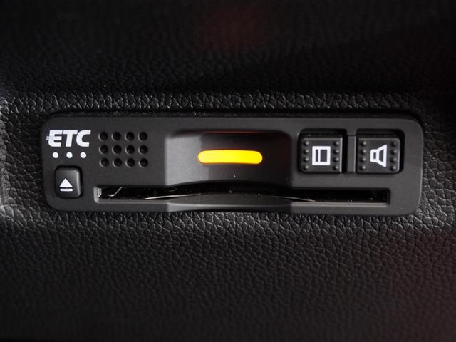 フリードハイブリッド ハイブリッド・クロスターホンダセンシング　１年保証　９インチナビ　フルセグ　Ｒカメラ　ＬＥＤヘッドライト＋アクティブコーナリングライト　センターテーブル　オートリトラミラー　Ｃパッケージ　オートライト　リア両側パワースライドドア（4枚目）
