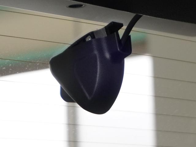 ヴェゼル ｅ：ＨＥＶＺ　２年保証　ＨｏｎｄａＣＯＮＮＥＣＴディスプレー＋ＥＴＣ２．０　ワイヤレス充電器　ブラインドスポットインフォメーション　前後ドラレコ　マルチビューカメラ　１８インチアルミホイール　コンビシート（6枚目）