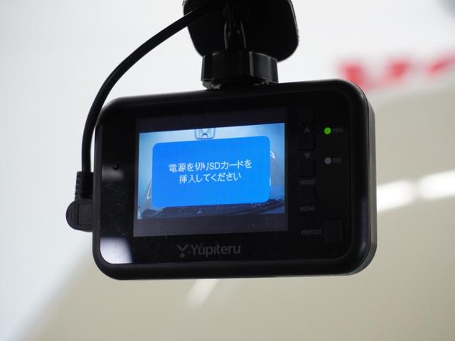ヴェゼル ｅ：ＨＥＶＺ　２年保証　ＨｏｎｄａＣＯＮＮＥＣＴディスプレー＋ＥＴＣ２．０車載器＋ワイヤレス充電器　リアカメラ　ブラインドスポットインフォメーション　前ドラレコ　ハンズフリーアクセスパワーテールゲート　１８アルミ（5枚目）