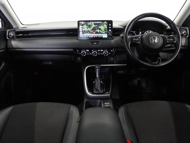 ヴェゼル ｅ：ＨＥＶＺ　２年保証　ＨｏｎｄａＣＯＮＮＥＣＴディスプレー＋ＥＴＣ２．０車載器＋ワイヤレス充電器　リアカメラ　ブラインドスポットインフォメーション　前ドラレコ　ハンズフリーアクセスパワーテールゲート　１８アルミ（8枚目）