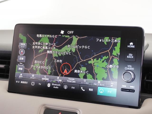 ヴェゼル ｅ：ＨＥＶＺ・ＰＬａＹパッケージ　２年保証　ＨｏｎｄａＣＯＮＮＥＣＴディスプレー＋ＥＴＣ２．０車載器　リアカメラ　ブラインドスポットインフォメーション　運転席助手席シートヒーター　１８インチアルミ　コンビシート（Ｐｌａｙ用）（2枚目）