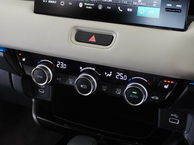 ヴェゼル ｅ：ＨＥＶＺ・ＰＬａＹパッケージ　２年保証　ＨｏｎｄａＣＯＮＮＥＣＴディスプレー＋ＥＴＣ２．０車載器　リアカメラ　ブラインドスポットインフォメーション　運転席助手席シートヒーター　１８インチアルミ　コンビシート（Ｐｌａｙ用）（13枚目）