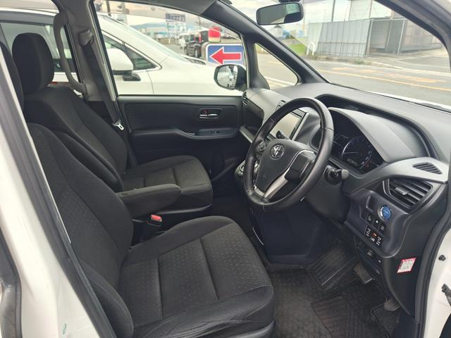 ノア ハイブリッドG 純正9インチナビ フルセグ ブルートゥースオーディオ バックカメラ 両側パワースライドドア LEDヘッドライト ETC 7人乗り リアオートエアコン 置くだけ充電(11枚目)