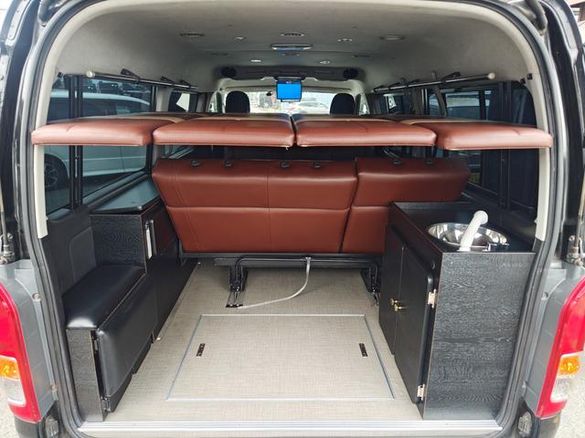 ハイエースワゴン GL 4WD キャンピング仕様公認 REVOシート2脚ロングスライド 2段ベッド FFヒーター サブバッテリー 走行充電 換気扇 ルーフスピーカー ミラー型前後ドラレコ シンク 床下収納 2025年タイヤ(14枚目)