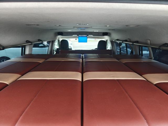 ハイエースワゴン GL 4WD キャンピング仕様公認 REVOシート2脚ロングスライド 2段ベッド FFヒーター サブバッテリー 走行充電 換気扇 ルーフスピーカー ミラー型前後ドラレコ シンク 床下収納 2025年タイヤ(15枚目)