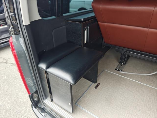 ハイエースワゴン GL 4WD キャンピング仕様公認 REVOシート2脚ロングスライド 2段ベッド FFヒーター サブバッテリー 走行充電 換気扇 ルーフスピーカー ミラー型前後ドラレコ シンク 床下収納 2025年タイヤ(18枚目)