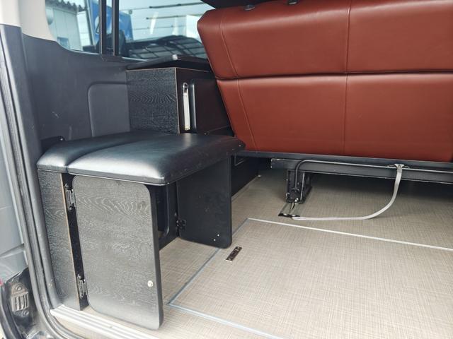 ハイエースワゴン GL 4WD キャンピング仕様公認 REVOシート2脚ロングスライド 2段ベッド FFヒーター サブバッテリー 走行充電 換気扇 ルーフスピーカー ミラー型前後ドラレコ シンク 床下収納 2025年タイヤ(19枚目)