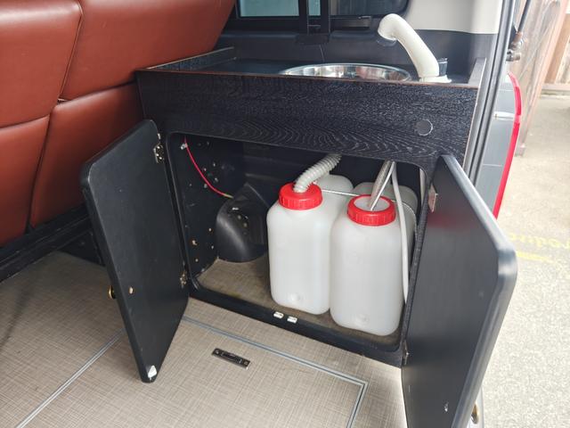 ハイエースワゴン GL 4WD キャンピング仕様公認 REVOシート2脚ロングスライド 2段ベッド FFヒーター サブバッテリー 走行充電 換気扇 ルーフスピーカー ミラー型前後ドラレコ シンク 床下収納 2025年タイヤ(20枚目)