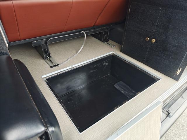 ハイエースワゴン GL 4WD キャンピング仕様公認 REVOシート2脚ロングスライド 2段ベッド FFヒーター サブバッテリー 走行充電 換気扇 ルーフスピーカー ミラー型前後ドラレコ シンク 床下収納 2025年タイヤ(21枚目)