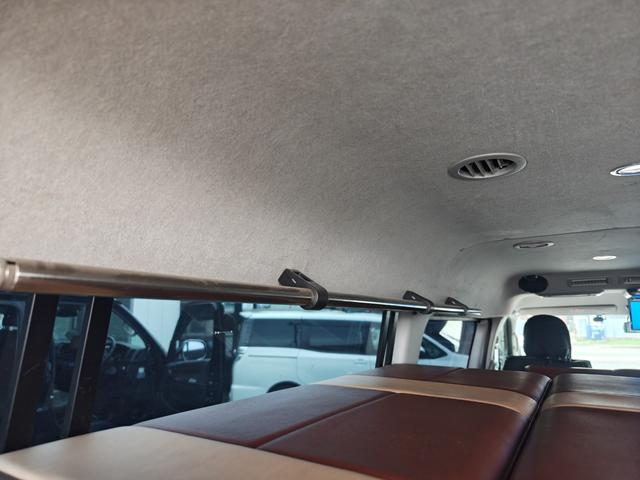 ハイエースワゴン GL 4WD キャンピング仕様公認 REVOシート2脚ロングスライド 2段ベッド FFヒーター サブバッテリー 走行充電 換気扇 ルーフスピーカー ミラー型前後ドラレコ シンク 床下収納 2025年タイヤ(22枚目)