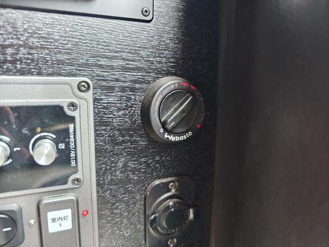 ハイエースワゴン GL 4WD キャンピング仕様公認 REVOシート2脚ロングスライド 2段ベッド FFヒーター サブバッテリー 走行充電 換気扇 ルーフスピーカー ミラー型前後ドラレコ シンク 床下収納 2025年タイヤ(27枚目)