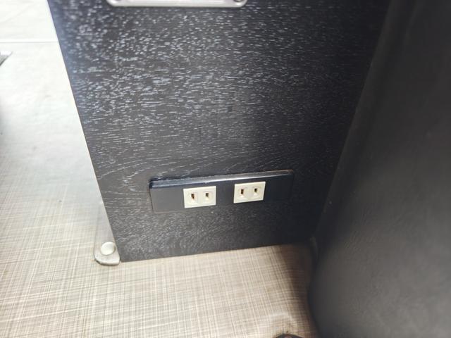 ハイエースワゴン GL 4WD キャンピング仕様公認 REVOシート2脚ロングスライド 2段ベッド FFヒーター サブバッテリー 走行充電 換気扇 ルーフスピーカー ミラー型前後ドラレコ シンク 床下収納 2025年タイヤ(28枚目)