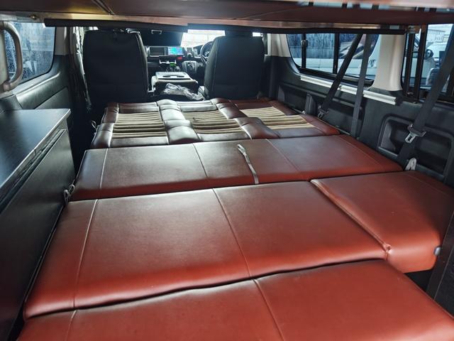 ハイエースワゴン GL 4WD キャンピング仕様公認 REVOシート2脚ロングスライド 2段ベッド FFヒーター サブバッテリー 走行充電 換気扇 ルーフスピーカー ミラー型前後ドラレコ シンク 床下収納 2025年タイヤ(38枚目)