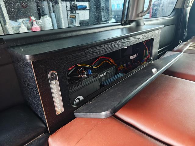 ハイエースワゴン GL 4WD キャンピング仕様公認 REVOシート2脚ロングスライド 2段ベッド FFヒーター サブバッテリー 走行充電 換気扇 ルーフスピーカー ミラー型前後ドラレコ シンク 床下収納 2025年タイヤ(40枚目)