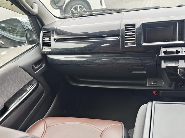 ハイエースワゴン GL 4WD キャンピング仕様公認 REVOシート2脚ロングスライド 2段ベッド FFヒーター サブバッテリー 走行充電 換気扇 ルーフスピーカー ミラー型前後ドラレコ シンク 床下収納 2025年タイヤ(47枚目)