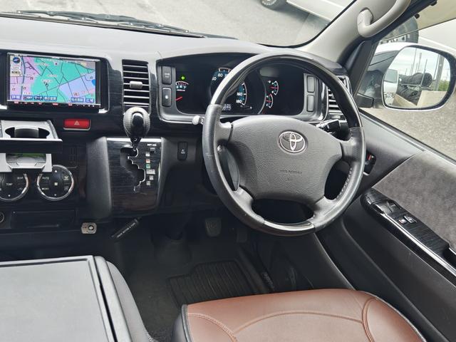 ハイエースワゴン GL 4WD キャンピング仕様公認 REVOシート2脚ロングスライド 2段ベッド FFヒーター サブバッテリー 走行充電 換気扇 ルーフスピーカー ミラー型前後ドラレコ シンク 床下収納 2025年タイヤ(48枚目)