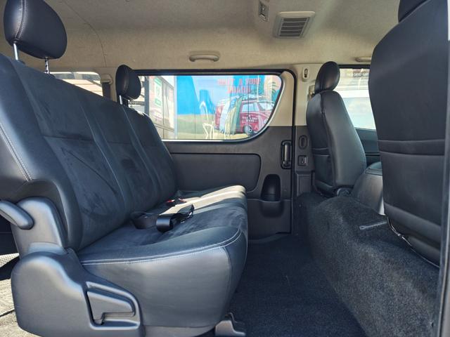 ハイエースバン ロングワイドスーパーGL ダークプライム 後期6速AT 両側電動ドア mObeLベッドキット ナビ フルセグ ブルートゥースオーディオ バックカメラ バルベロ17アルミ ナスカーホワイトレタータイヤ ローダウン LEDテール(12枚目)