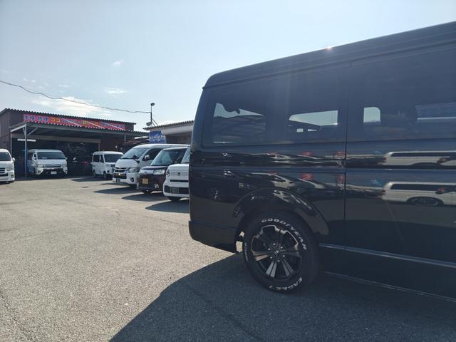 ハイエースバン ロングワイドスーパーGL ダークプライム 後期6速AT 両側電動ドア mObeLベッドキット ナビ フルセグ ブルートゥースオーディオ バックカメラ バルベロ17アルミ ナスカーホワイトレタータイヤ ローダウン LEDテール(23枚目)