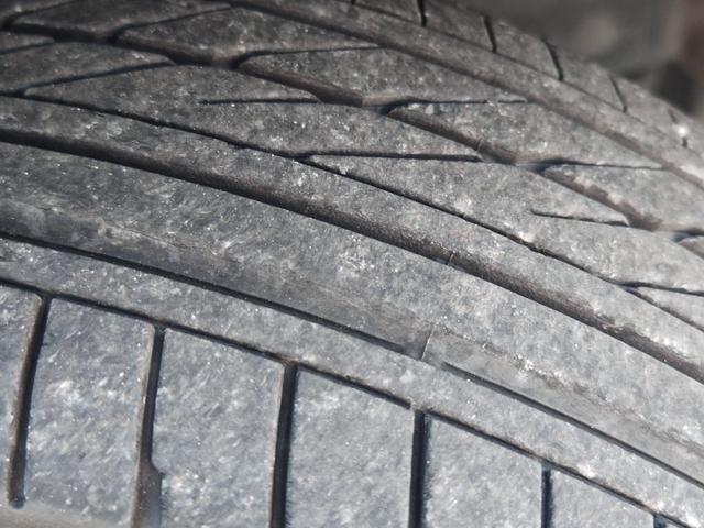 ハイエースバン ロングワイドスーパーGL ダークプライム 後期6速AT 両側電動ドア mObeLベッドキット ナビ フルセグ ブルートゥースオーディオ バックカメラ バルベロ17アルミ ナスカーホワイトレタータイヤ ローダウン LEDテール(34枚目)