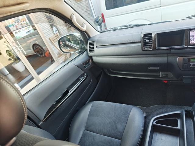 ハイエースバン ロングワイドスーパーGL ダークプライム 後期6速AT 両側電動ドア mObeLベッドキット ナビ フルセグ ブルートゥースオーディオ バックカメラ バルベロ17アルミ ナスカーホワイトレタータイヤ ローダウン LEDテール(35枚目)