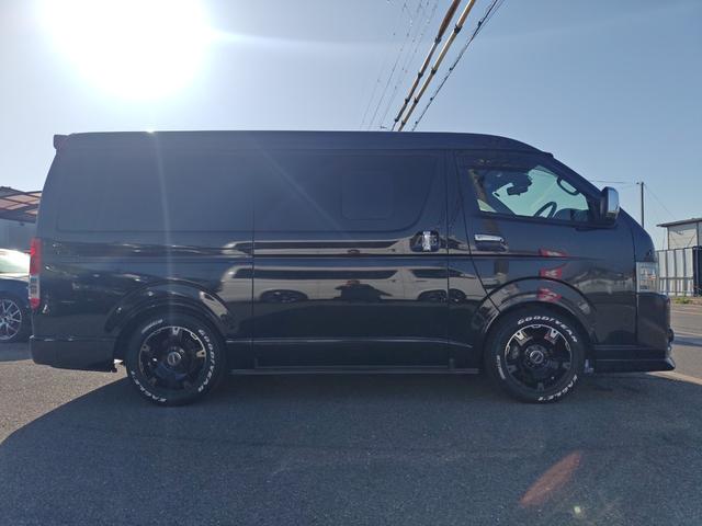ハイエースバン スーパーGL ダークプライムII ワイドボディ 4WD エアロ 17アルミ リアスライドフロア デジタルインナーミラー パノラミックビューモニター ホワイトレタータイヤ 大型センターコンソール 寒冷地仕様 ナビ フルセグ BT(4枚目)