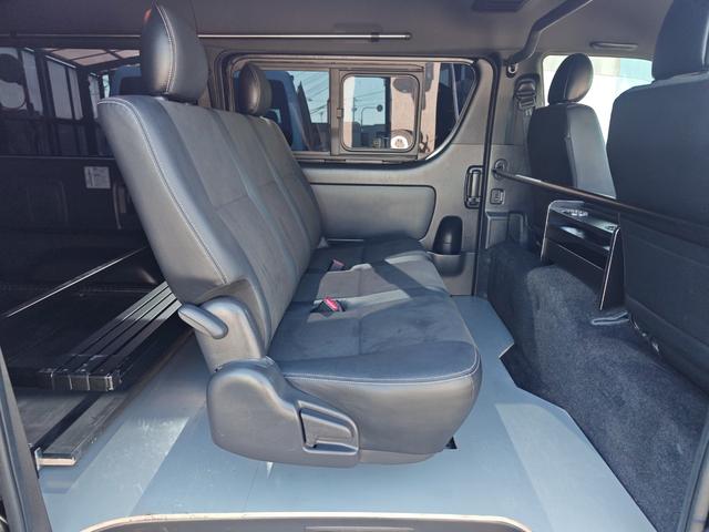 ハイエースバン スーパーGL ダークプライムII ワイドボディ 4WD エアロ 17アルミ リアスライドフロア デジタルインナーミラー パノラミックビューモニター ホワイトレタータイヤ 大型センターコンソール 寒冷地仕様 ナビ フルセグ BT(12枚目)