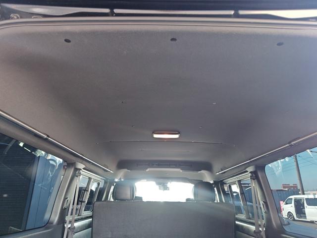 ハイエースバン スーパーGL ダークプライムII ワイドボディ 4WD エアロ 17アルミ リアスライドフロア デジタルインナーミラー パノラミックビューモニター ホワイトレタータイヤ 大型センターコンソール 寒冷地仕様 ナビ フルセグ BT(18枚目)