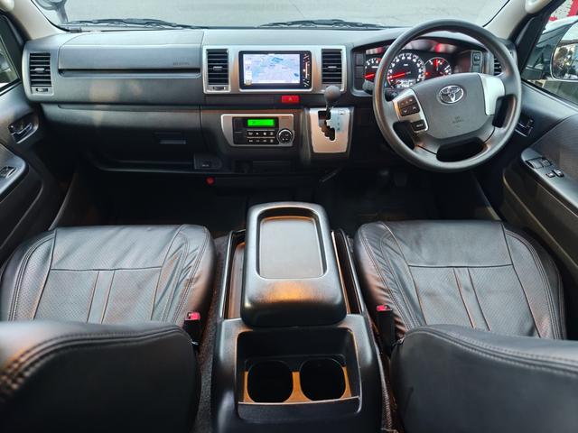 ハイエースバン ロングスーパーＧＬ　ＲＥＶＯシート２脚ロングスライド　４ナンバー８人乗公認　フルフラットベッド　ＩＳＯＦＩＸチャイルドシート対応　ナビ　フルセグ　ブルートゥースオーディオ　社外アルミ　ホワイトレタータイヤ　６速ＡＴ（9枚目）