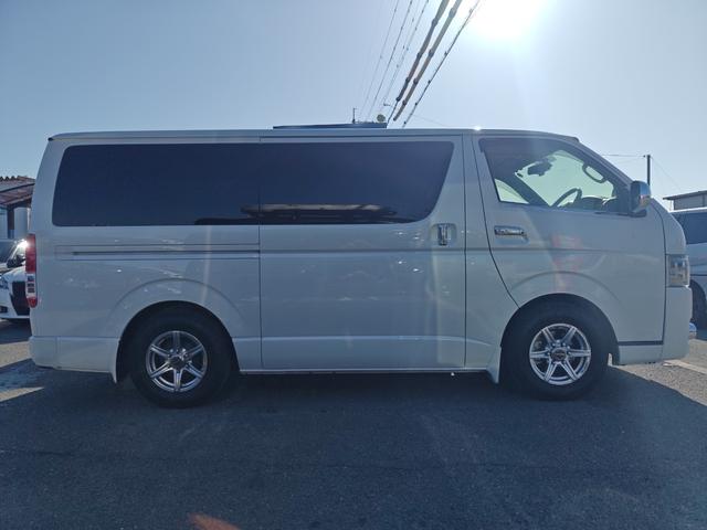 ハイエースバン スーパーＧＬ　ダークプライム　１オーナー　禁煙車　両側電動ドア　ルームミラー内蔵バックカメラ　純正ナビ　フルセグ　ブルートゥースオーディオ　社外アルミホイール　ＥＴＣ　助手席エアバッグ　１００Ｖコンセント　ローダウン（4枚目）